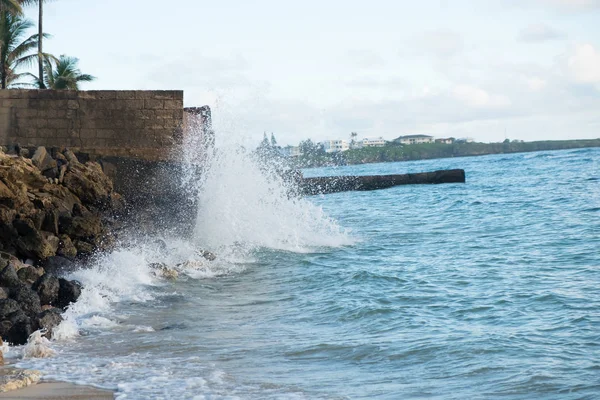 Bellissima spiaggia hawaiana all'alba — Foto Stock