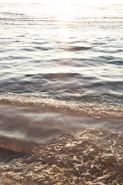 Vackra Hawaiin stranden vid soluppgång — Stockfoto