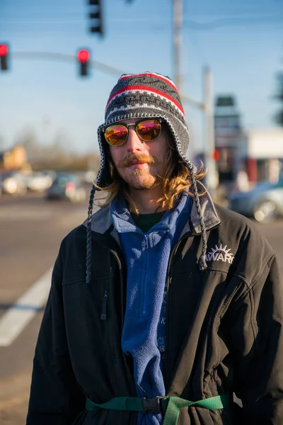 Uomo senzatetto di passaggio all'angolo della strada — Foto Stock