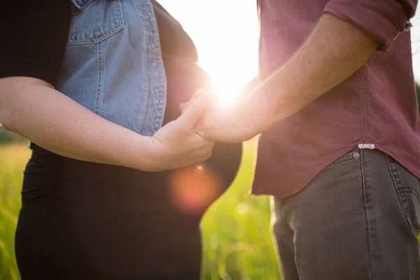 Mujer embarazada con su marido — Foto de Stock