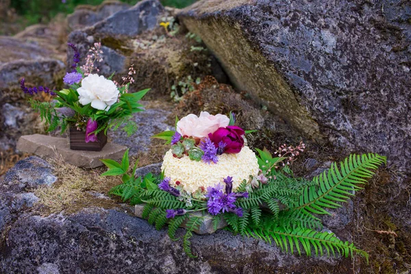 Nature Styled Wedding Cake on River Rock — Stock Photo, Image