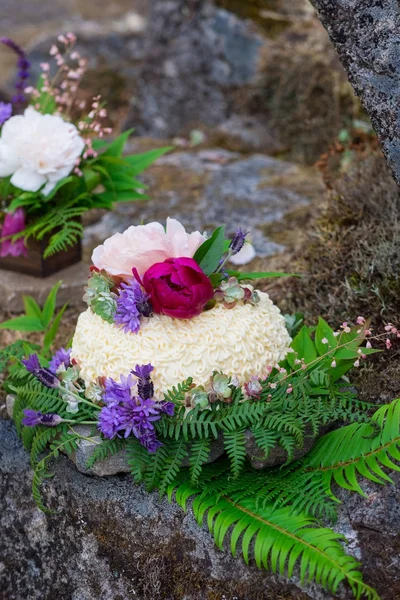 Natuur gestyled bruidstaart op River Rock — Stockfoto