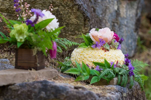 Natura stile torta nuziale sulla roccia del fiume — Foto Stock