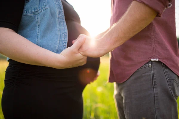 Donna incinta con suo marito — Foto Stock