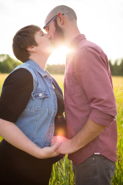 Donna incinta con suo marito — Foto Stock