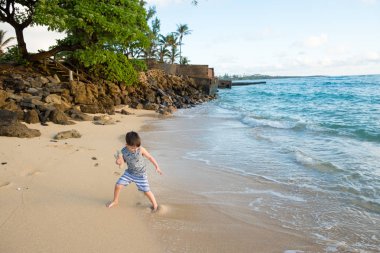 Oahu Hawaii plajda oynayan çocuk