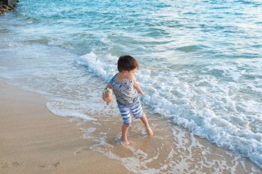 Oahu Hawaii plajda oynayan çocuk