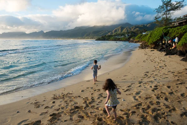 Dziecko gry na plaży w Oahu na Hawajach — Zdjęcie stockowe