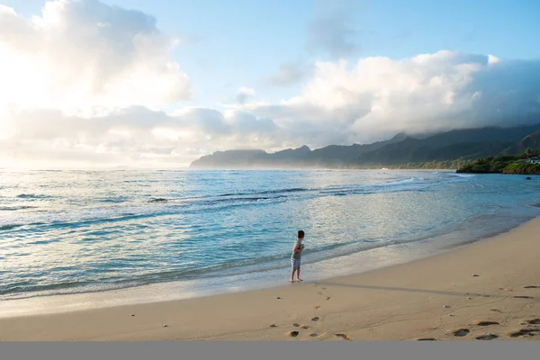 하와이 오아후 섬에 있는 해변에서 노는 아이 — 스톡 사진