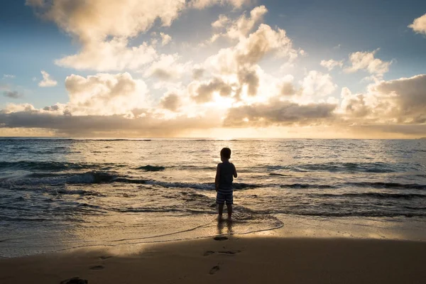 在欧胡岛夏威夷的海滩上玩耍的儿童 — 图库照片
