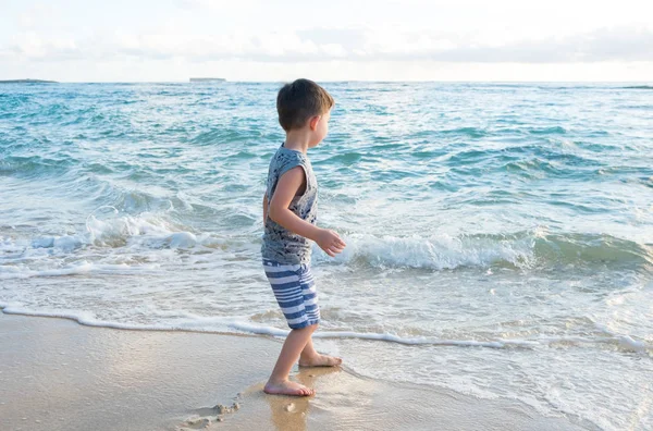 Enfant jouant sur la plage à Oahu Hawaii — Photo