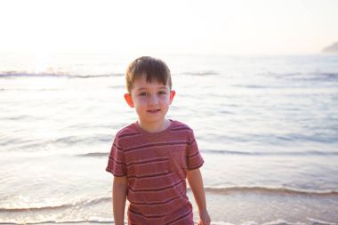 Oahu Hawaii plajda oynayan çocuk