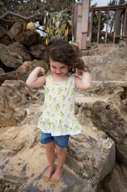 Oahu Hawaii plajda oynayan çocuk