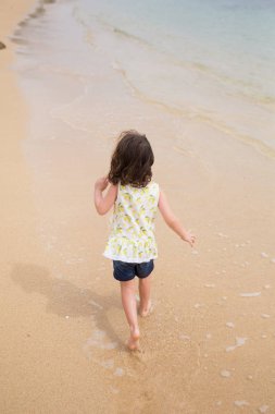 Oahu Hawaii plajda oynayan çocuk