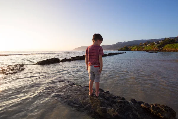Дети играют на пляже на острове Оаху на Гавайях — стоковое фото