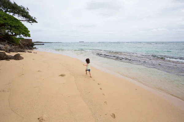 Enfant jouant sur la plage à Oahu Hawaii — Photo