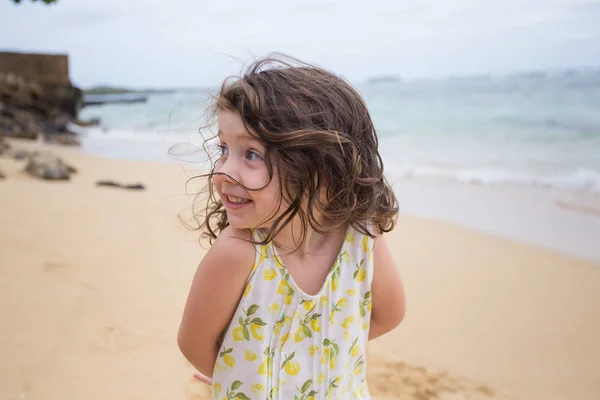 Criança brincando na praia em Oahu Havaí — Fotografia de Stock