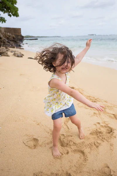 Enfant jouant sur la plage à Oahu Hawaii — Photo