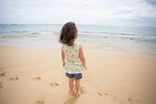 Barn leker på stranden i Oahu Hawaii — Stockfoto
