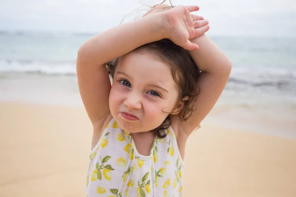 Enfant jouant sur la plage à Oahu Hawaii — Photo