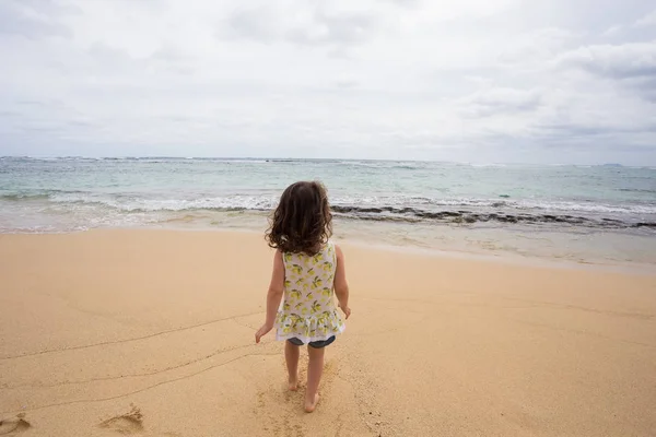 Criança brincando na praia em Oahu Havaí — Fotografia de Stock