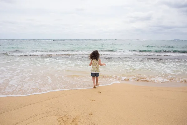 Enfant jouant sur la plage à Oahu Hawaii — Photo