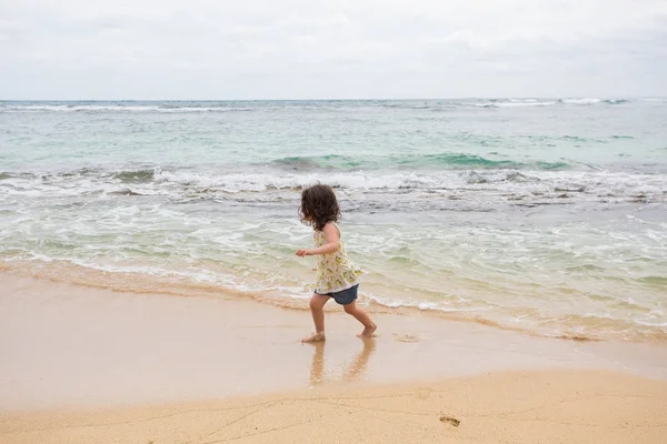 Enfant jouant sur la plage à Oahu Hawaii — Photo