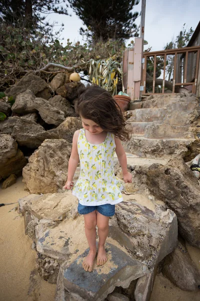 Enfant jouant sur la plage à Oahu Hawaii — Photo