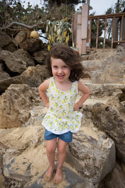 Enfant jouant sur la plage à Oahu Hawaii — Photo