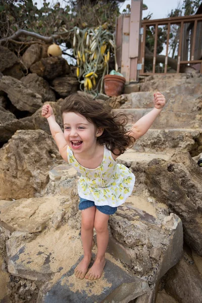 Enfant jouant sur la plage à Oahu Hawaii — Photo