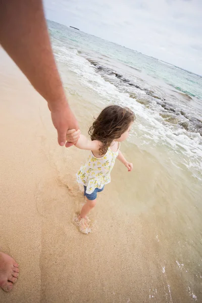 Barn som leker på stranden i Oahu Hawaii – stockfoto