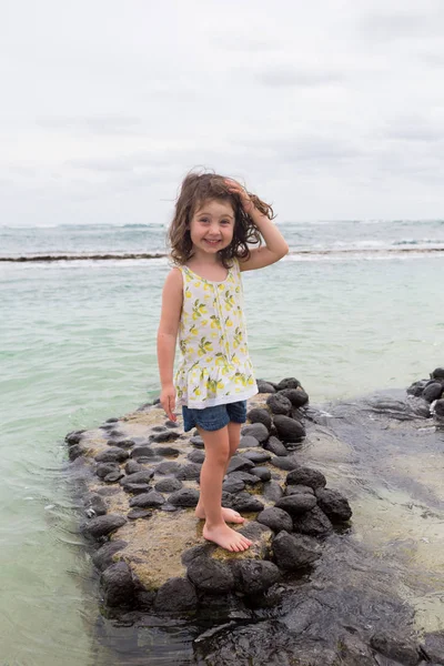 Enfant jouant sur la plage à Oahu Hawaii — Photo