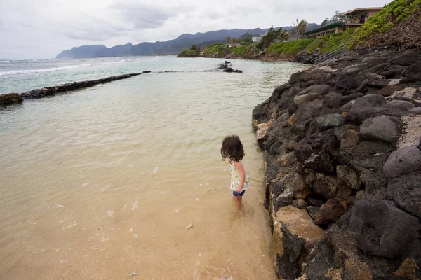 Bambino che gioca sulla spiaggia di Oahu Hawaii — Foto Stock