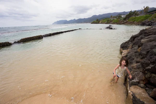 Дети играют на пляже на острове Оаху на Гавайях — стоковое фото