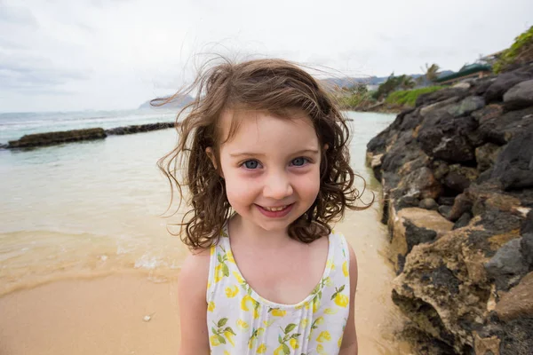 Bambino che gioca sulla spiaggia di Oahu Hawaii — Foto Stock