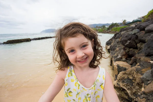 Enfant jouant sur la plage à Oahu Hawaii — Photo