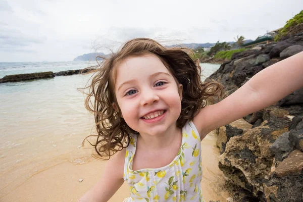 Enfant jouant sur la plage à Oahu Hawaii — Photo