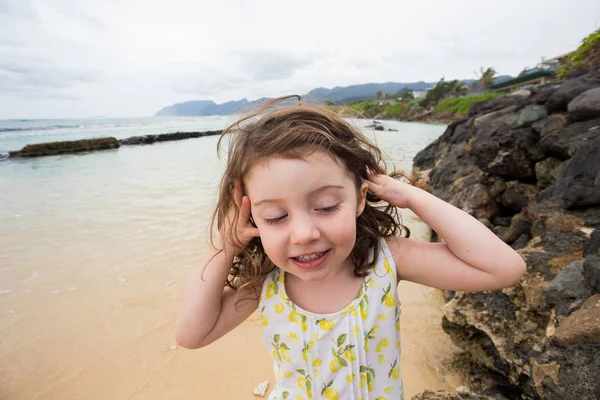 Enfant jouant sur la plage à Oahu Hawaii — Photo