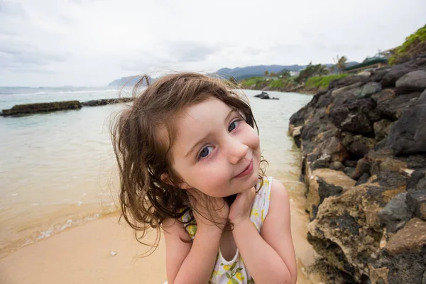 Bambino che gioca sulla spiaggia di Oahu Hawaii — Foto Stock
