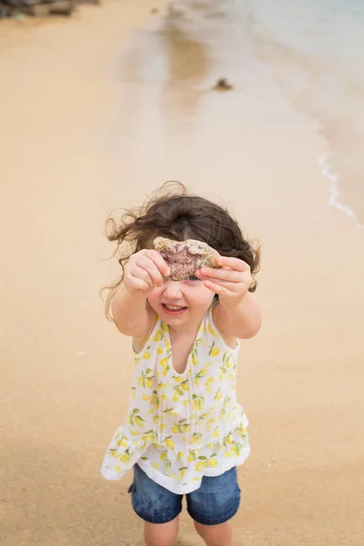 Enfant jouant sur la plage à Oahu Hawaii — Photo
