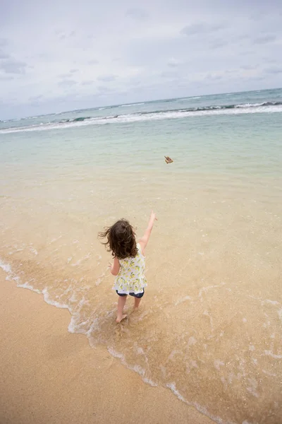 Criança brincando na praia em Oahu Havaí — Fotografia de Stock