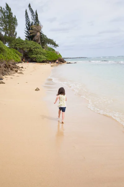 Enfant jouant sur la plage à Oahu Hawaii — Photo