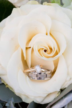 Alyans üzerine gelin buketi