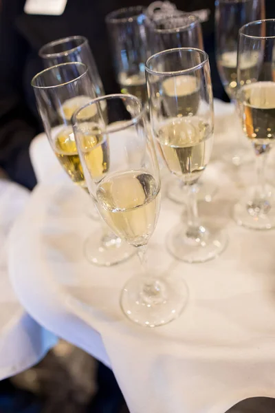 Flûtes à champagne pour pain grillé au mariage — Photo
