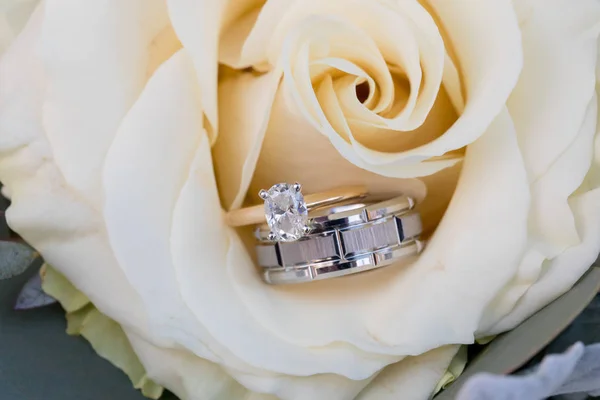 Wedding Rings on Bridal Bouquet — Stock Photo, Image
