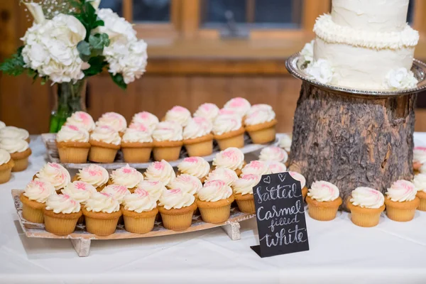 Cupcakes de casamento na mesa de sobremesa — Fotografia de Stock