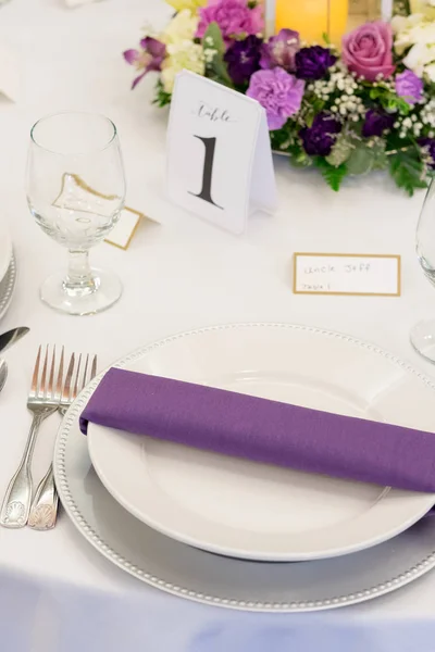 Placas de boda en mesas de cena —  Fotos de Stock
