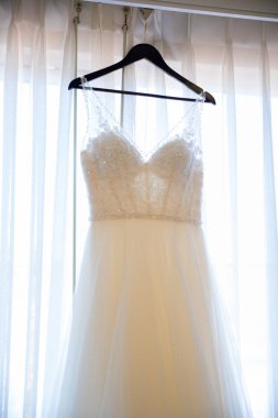 Gelin elbise asılı evlilik