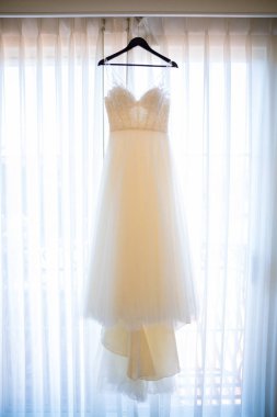 Gelin elbise asılı evlilik