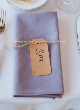 Resepsiyonda ad etiketleri ile peçeteler katlanmış